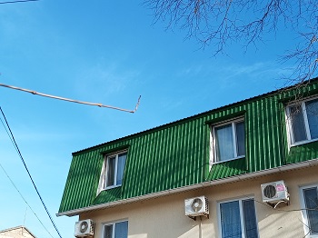 фото крыши из зеленого металлопрофиля